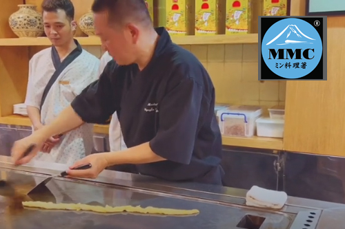 Master Chef Nguyễn Văn Minh hướng dẫn học viên nấu món Nhật